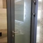 Межкомнатная алюминиевая дверь со стеклом